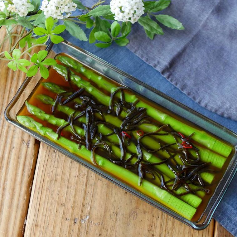 ガラス製の保存容器に入っているアスパラガスの浅漬け