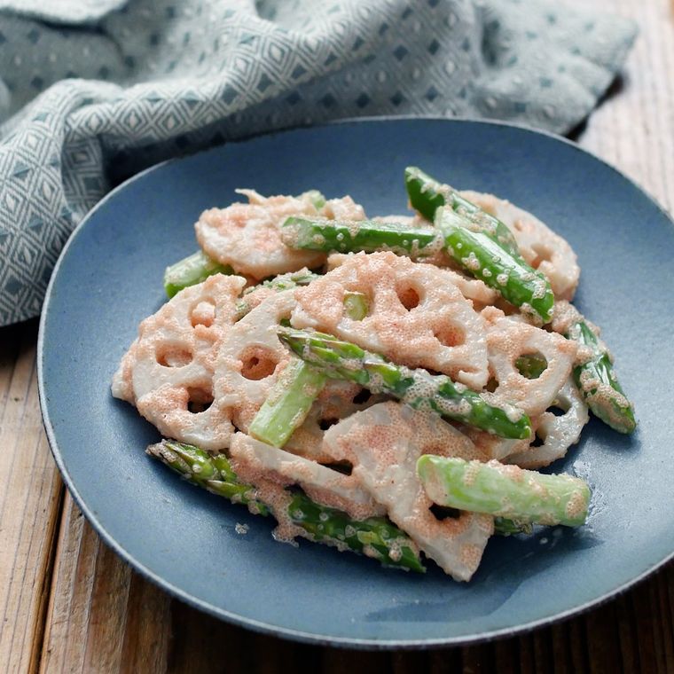 水色の皿に盛りつけられたアスパラガスとれんこんの明太和え