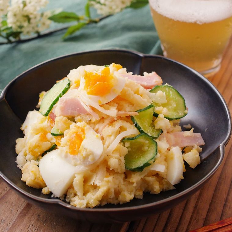 お皿に盛られた玉ねぎとじゃがいものポテトサラダ