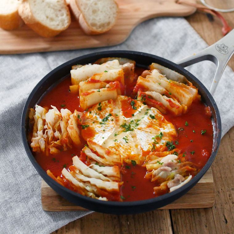 フライパンで煮込む豚バラ白菜のトマトカレー煮
