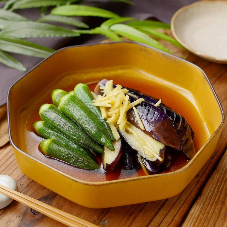 ベージュの皿に入ったオクラとなすの焼き浸し