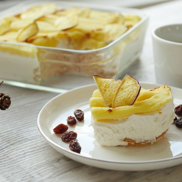 白い皿に盛りつけられたさつまいものスコップモンブランとレーズン