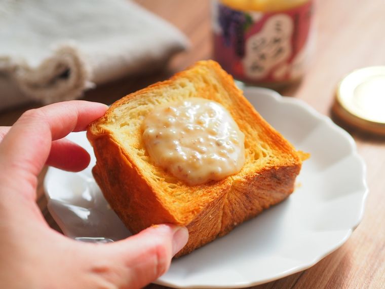 ミルクジャムを塗ったトーストを手で持つ様子