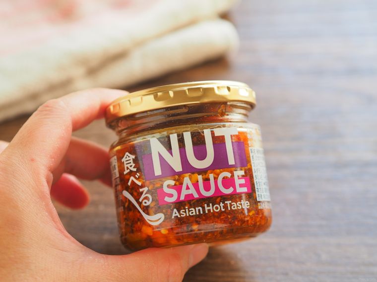 食べるナッツソースアジアンホット味の瓶を持つ様子