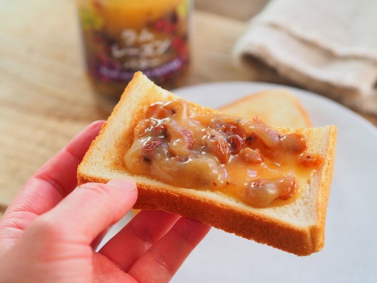 ラムレーズンバターを塗ったトーストを持つ様子