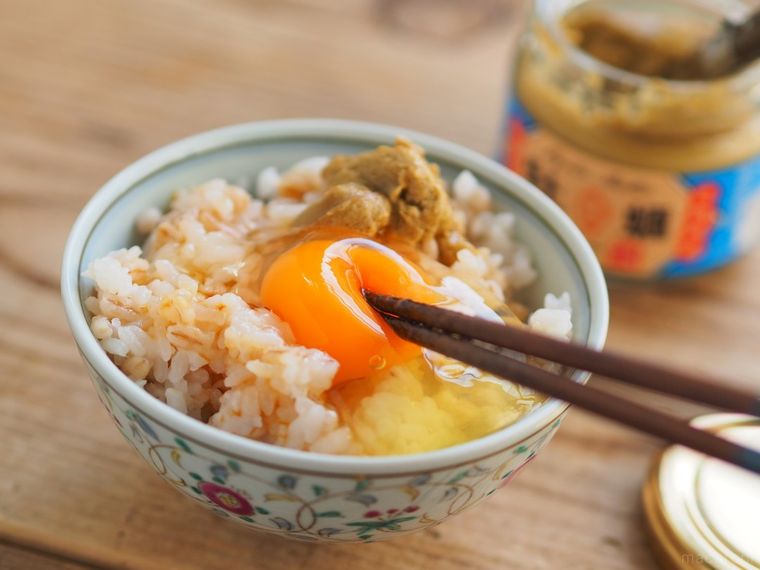 牡蛎バターをのせた卵かけごはんをかき混ぜる様子