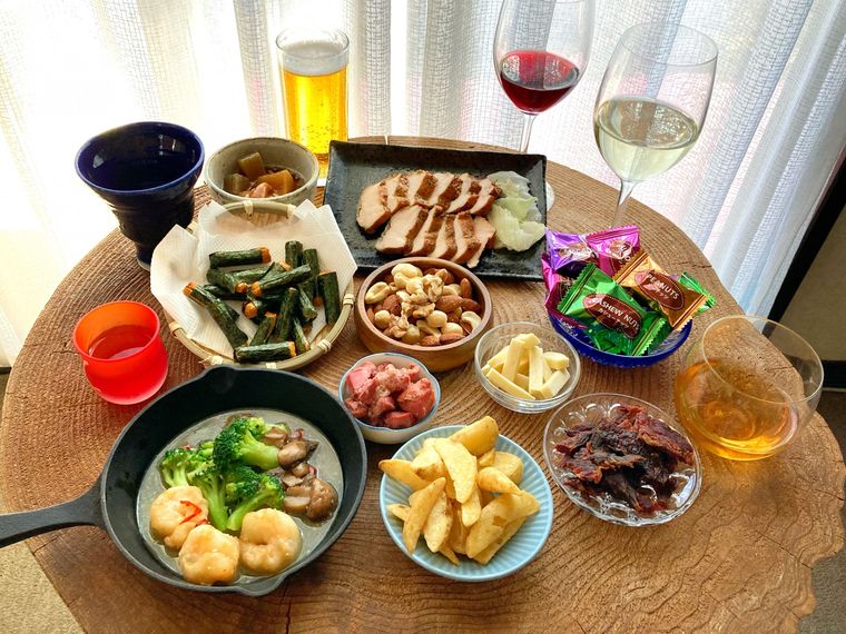 テーブルに並べたおつまみとお酒