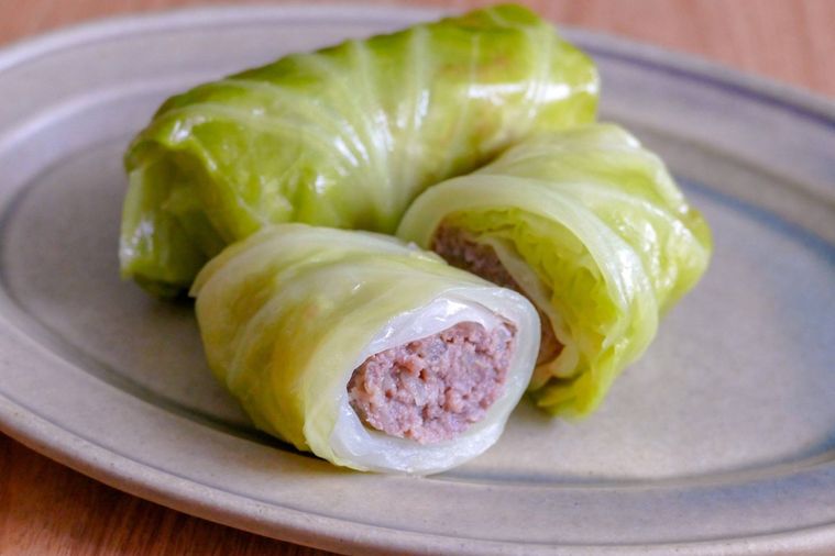 半分に切ったロールキャベツの断面が見えるように盛り付けた様子