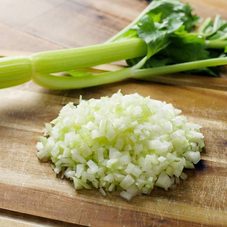 まな板の上にセロリが置かれている