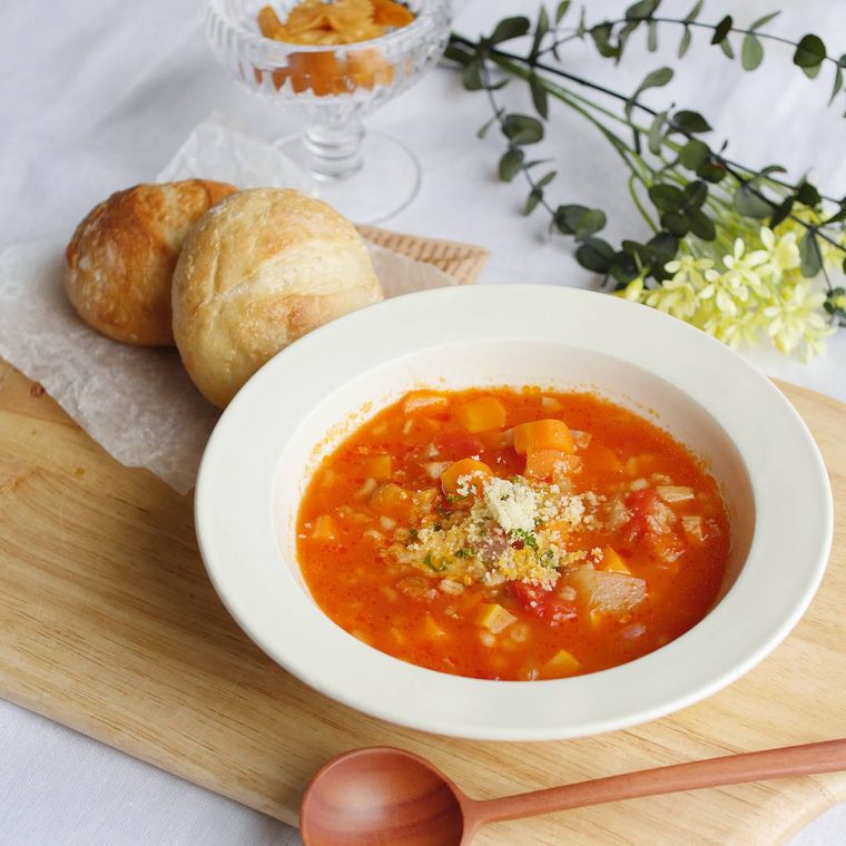 ミネストローネとパンが置かれている