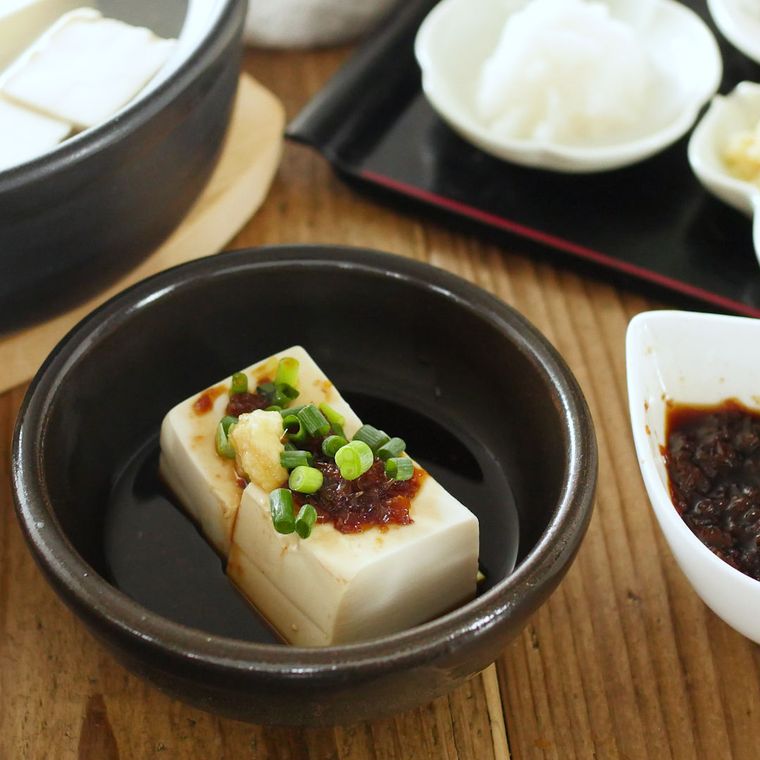 お皿に盛られたかつおぶしタレの湯豆腐