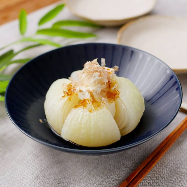 お皿に盛られた新玉ねぎのクリームチーズおかか