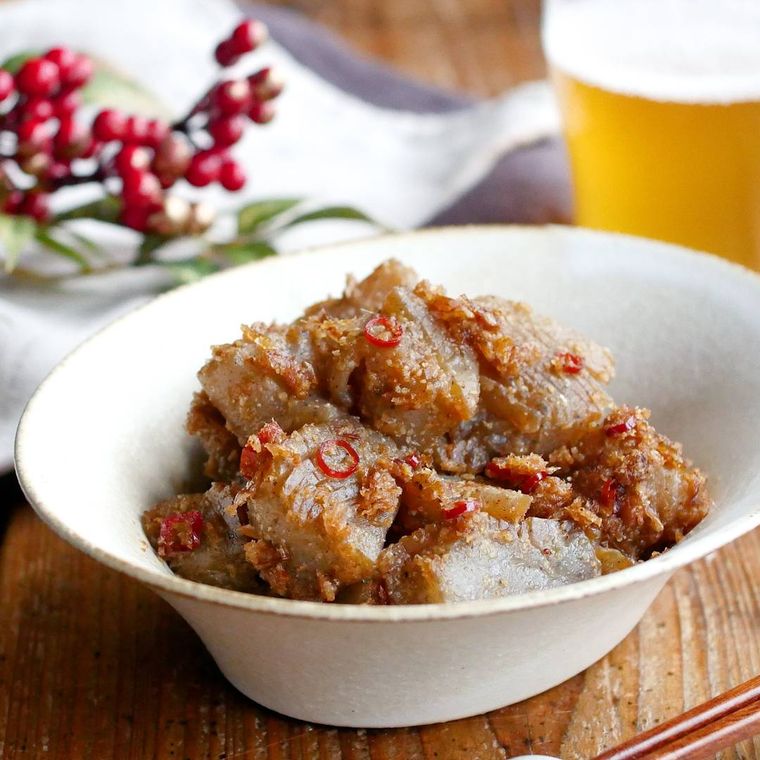 お皿に盛られたやみつきおかかこんにゃく