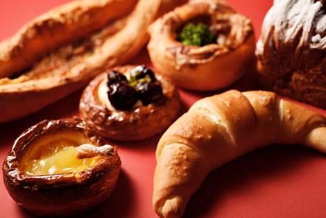 数種類のパンが置かれている