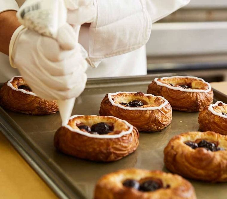 デニッシュパンを作っている