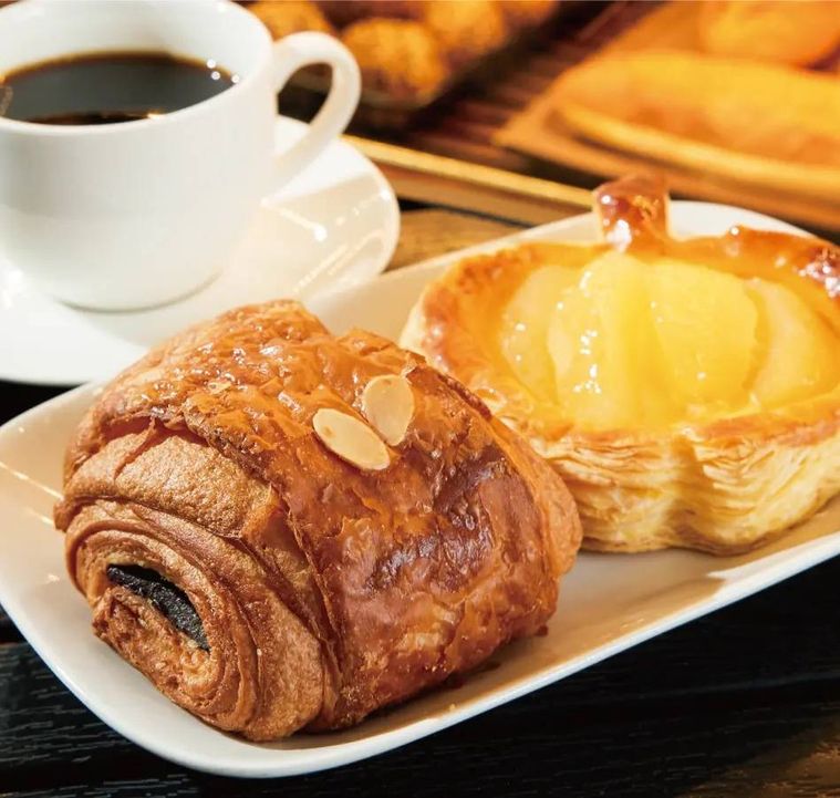 デニッシュパンとコーヒーが置かれている