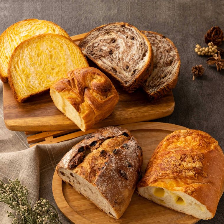 数種類のパンが置かれている