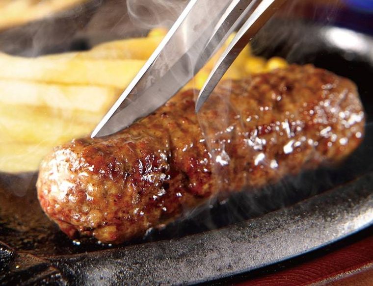 ハンバーグを半分にカットしようとしている