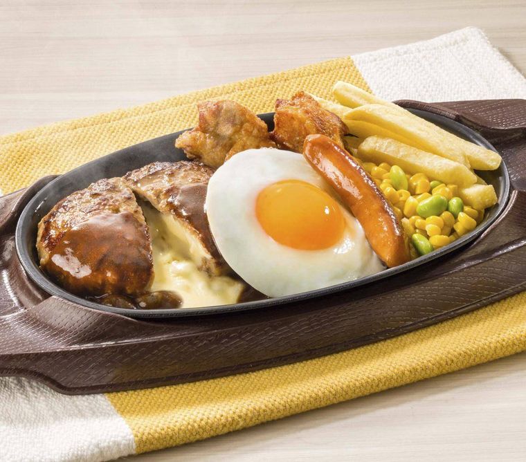 鉄板に盛られたハンバーグ