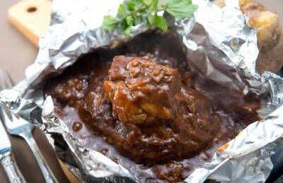 ビーフシチューがかかったホイル包みのハンバーグ