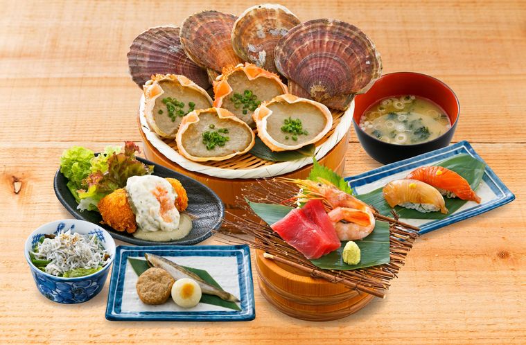 刺し身や蟹みそ甲羅焼きなどが置かれている