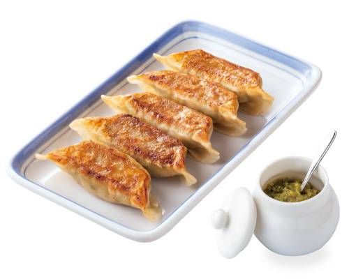 皿に盛られた焼餃子