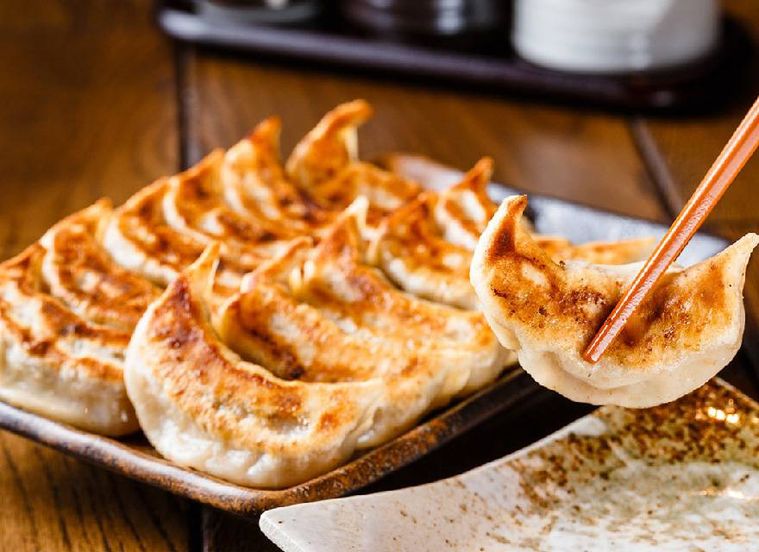 皿に盛られた焼餃子