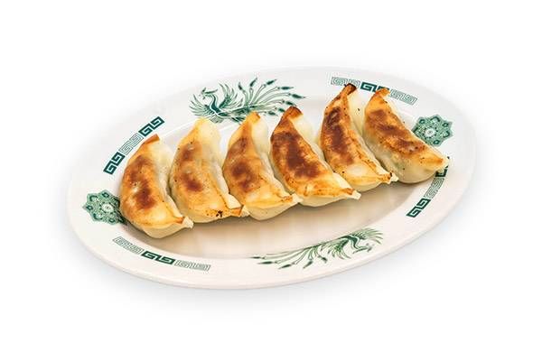 皿に盛られた焼餃子