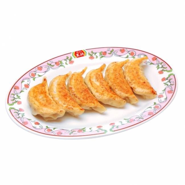 皿に盛られた焼餃子