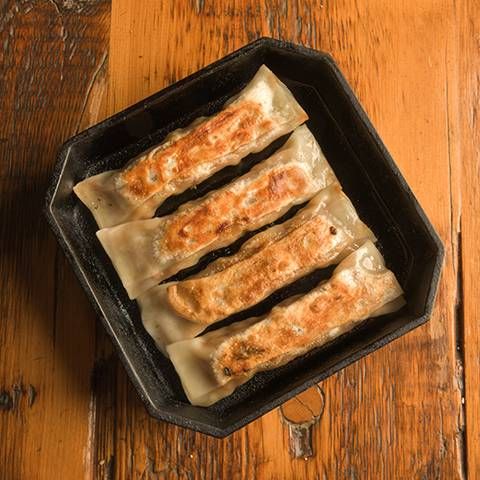 四角い鉄鍋に盛られた棒餃子