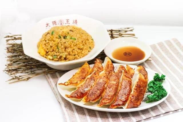 焼餃子とチャーハンが置かれている