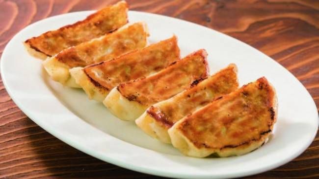 皿に盛られた焼餃子