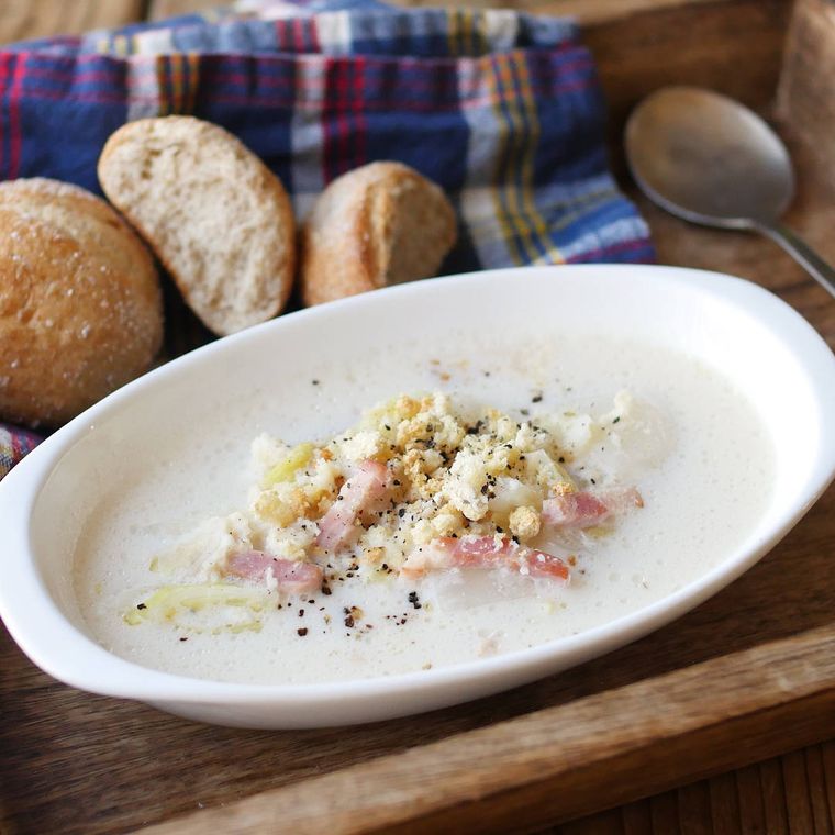 器に盛られたおからでふわふわ豆乳スープ