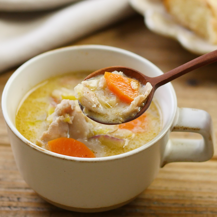 スープカップに盛られたクリーミー豆乳豚汁