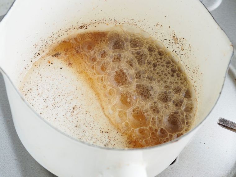 白い鍋に入った茶色く色づいたバター