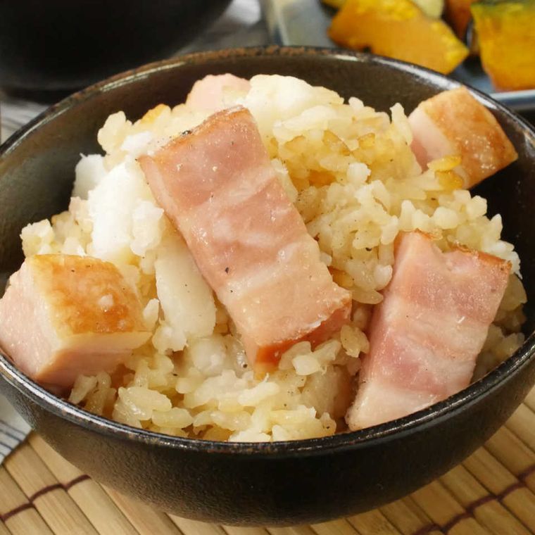 黒いお椀に盛られた長芋とベーコンの炊き込みごはん