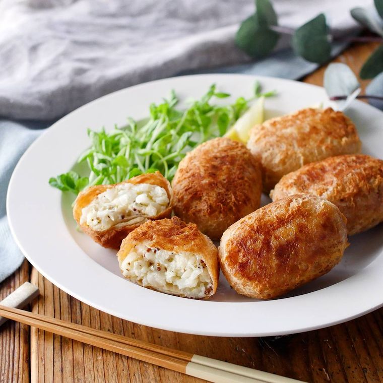 白い皿に付け合わせの野菜と一緒に盛られた、カリフラワーのコロッケ