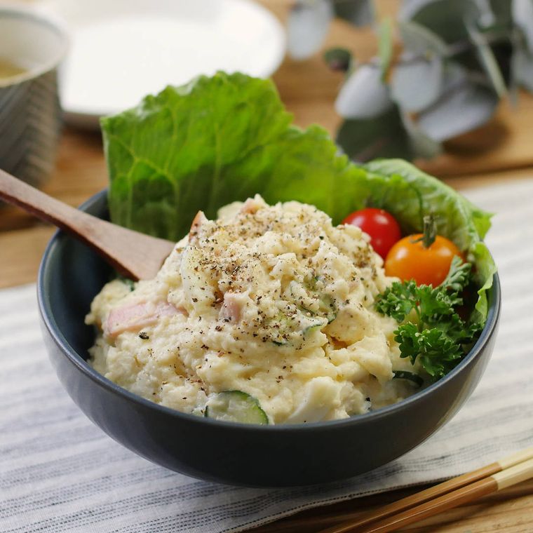 黒い器に盛られた、カリフラワーのポテトサラダ風