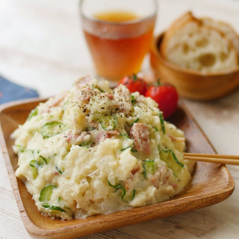 四角い木製の器に盛られた、長芋のポテトサラダ