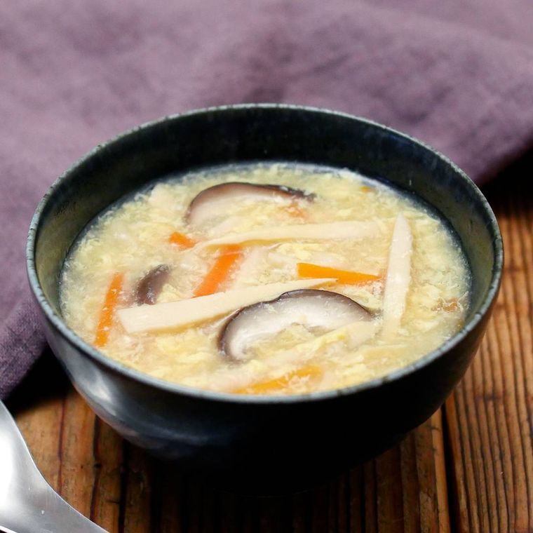 汁椀に盛り付けられた たけのこの中華スープ