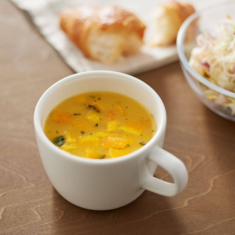 カップに入ったかぼちゃとさつまいものポタージュ