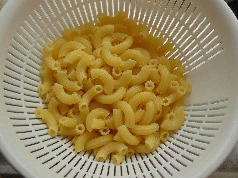 ザルに入ったマカロニ