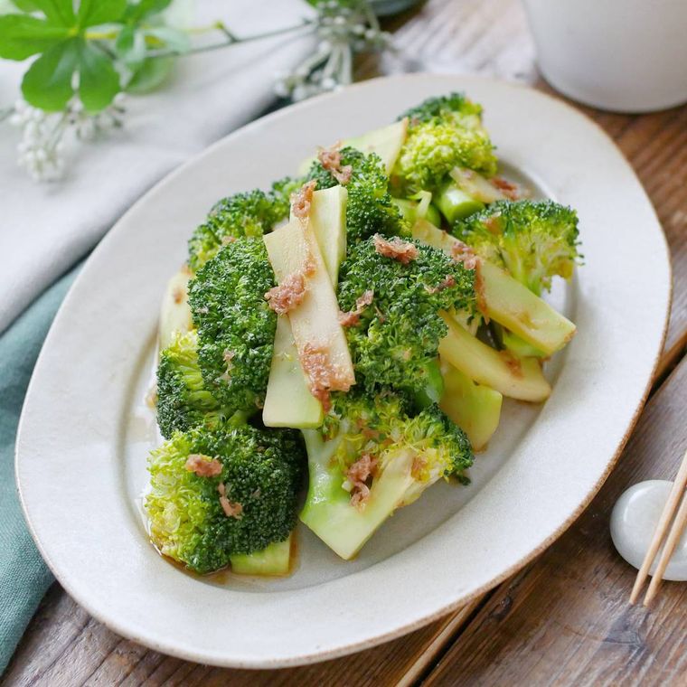 楕円形の皿に盛られたブロッコリーの中華風和え