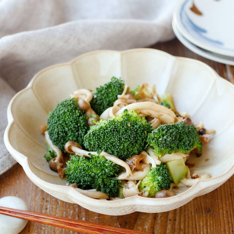 白い器に盛られたブロッコリーとしめじ炒め