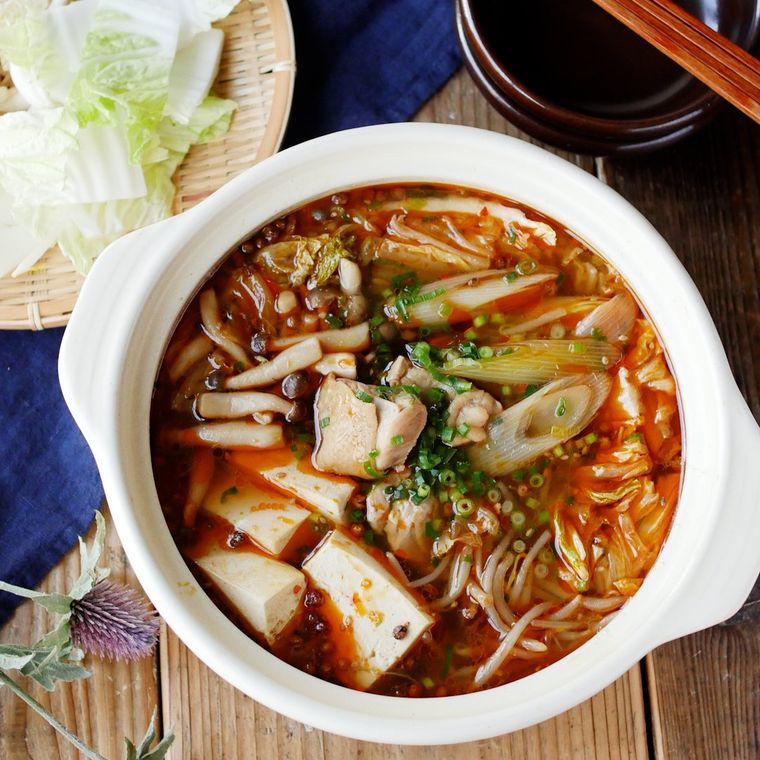 白い土鍋に入ったよだれ鶏鍋