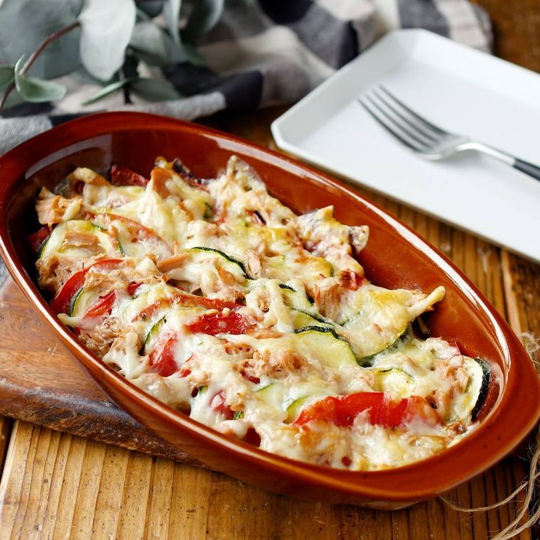 グラタン皿に入ったズッキーニとトマトのチーズ焼き