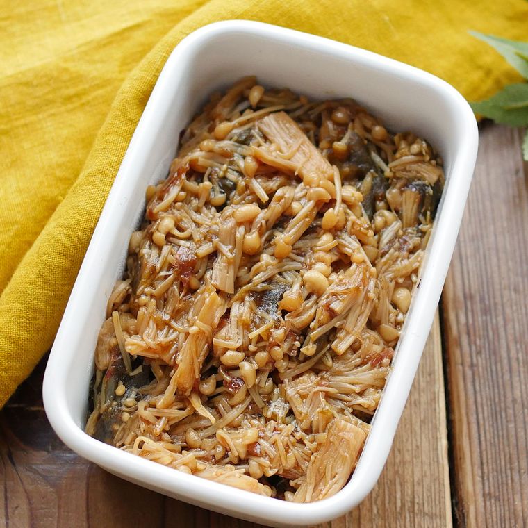 白い琺瑯容器に入ったとろろ昆布のなめたけ風