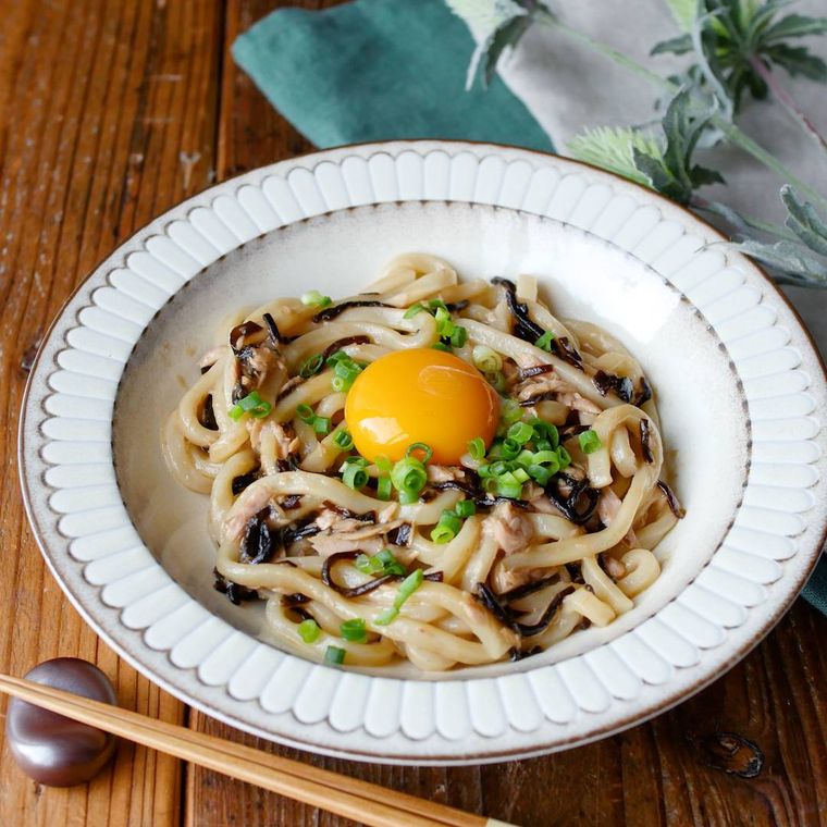 白い皿に入ったツナと塩こんぶのやみつきうどん