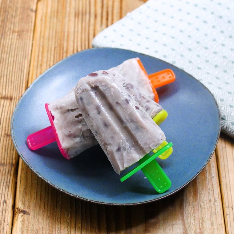 青い皿に盛り付けた豆乳あずきバー