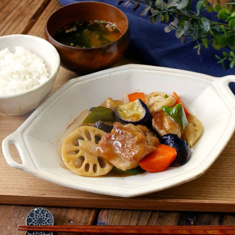 白い器に盛り付けられた鶏と野菜の黒酢あん